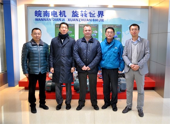 皖南電機:總經理陳學鋒與客人在展覽廳合影留念 皖南電機:總經理陳學鋒與客人在展覽廳合影留念