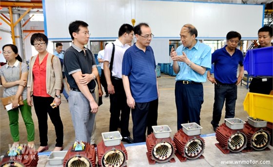 皖南電機陪同宋志明副司長在線圈車間參觀調研 皖南電機陪同宋志明副司長在線圈車間參觀調研