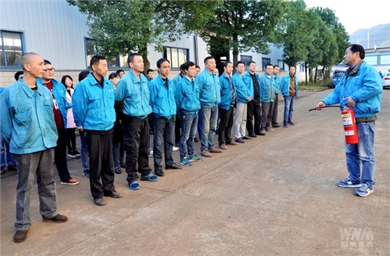 相關人員在講解干粉滅火器的使用要領 相關人員在講解干粉滅火器的使用要領