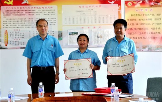 管兵向獲得榮譽(yù)的代表頒發(fā)榮譽(yù)證書1 管兵向獲得榮譽(yù)的代表頒發(fā)榮譽(yù)證書1