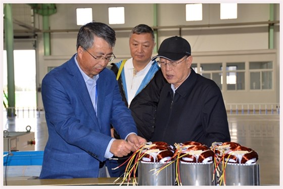 圖為中國(guó)機(jī)械工業(yè)聯(lián)合會(huì)特別顧問(wèn)蔡惟慈（右一）、上海電器科學(xué)研究所(集團(tuán))有限公司黨委書(shū)記鄒孟奇（中）在公司副總經(jīng)理孫躍（左一）的陪同下參觀皖南電機(jī)生產(chǎn)車間