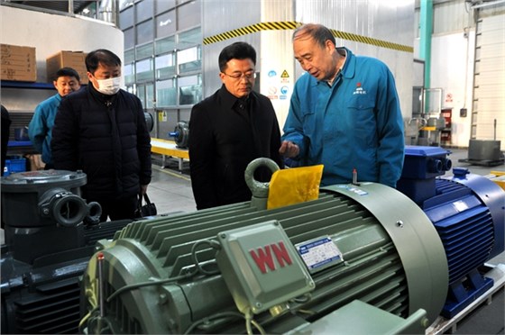 圖為管兵正在向省科技廳領導介紹皖南電機產品 圖為管兵正在向省科技廳領導介紹皖南電機產品