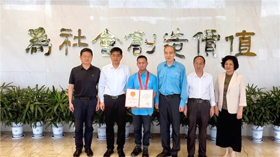 省、市總工會為皖南電機&ldquo;全國五一勞動獎章&rdquo;獲得者授牌頒獎