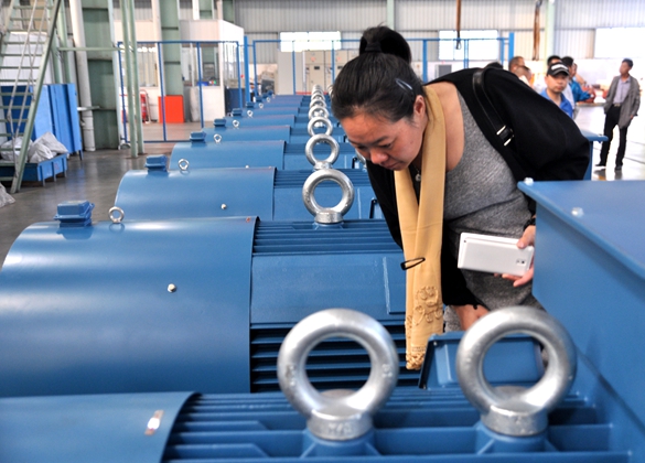 皖南電機:經(jīng)銷商在細(xì)看產(chǎn)品 皖南電機:經(jīng)銷商在細(xì)看產(chǎn)品