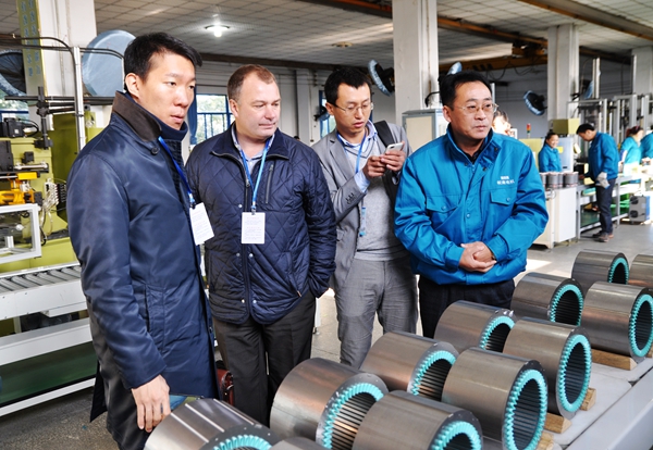 皖南電機(jī):總經(jīng)理陳學(xué)鋒(右一)陪同客人在參觀自動(dòng)流水線 皖南電機(jī):總經(jīng)理陳學(xué)鋒(右一)陪同客人在參觀自動(dòng)流水線