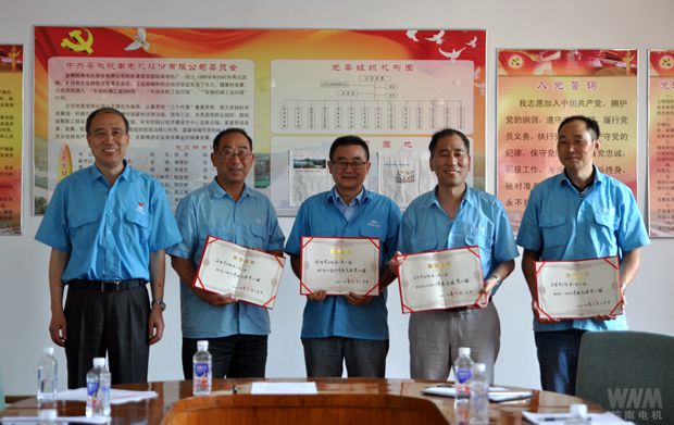 管兵向獲得榮譽的代表頒發榮譽證書2 管兵向獲得榮譽的代表頒發榮譽證書2