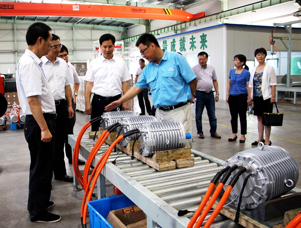 錢曉康局長參觀新能源汽車電機生產線 錢曉康局長參觀新能源汽車電機生產線