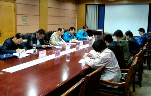 總經理陳學鋒向調研組介紹公司的生產經營情況 總經理陳學鋒向調研組介紹公司的生產經營情況