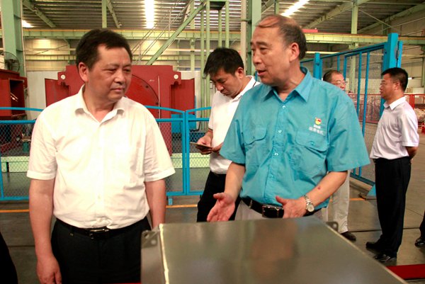 皖南電機管總向陶書記介紹公司情況 皖南電機管總向陶書記介紹公司情況