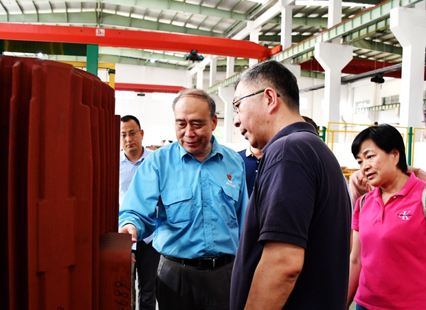 圖為公司黨委書記、副董事長管兵正在向校友介紹公司產品